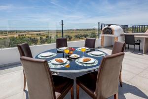 una mesa con platos de comida en la parte superior de un balcón en Villa Avalon by Algarve Vacation en Pêra