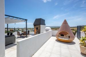 una hamaca en el techo de una casa en Villa Avalon by Algarve Vacation en Pêra