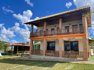 ein großes Haus mit Balkon darüber in der Unterkunft Sítio Lourenço Marques Serra do Cipó MG in Serra do Cipo