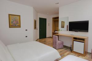 TV a/nebo společenská místnost v ubytování Asi Rooftop Hotel