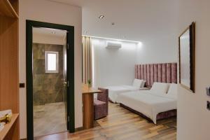 Postel nebo postele na pokoji v ubytování Asi Rooftop Hotel