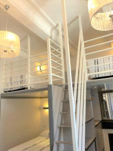 een kamer met een stapelbed, een ladder en verlichting bij Hotel Cresp in Nice