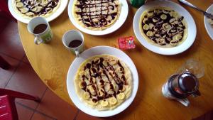 Una mesa con cuatro platos de postres encima. en Hmong Wooden Home, en Sa Pa