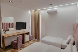 TV a/nebo společenská místnost v ubytování Asi Rooftop Hotel