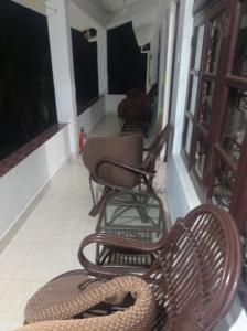 una veranda con sedie a dondolo di Heaven Goa Guesthouse a Benaulim