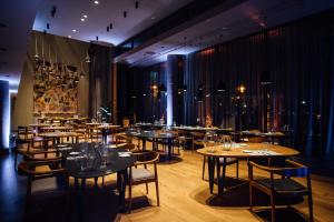 Un restaurant u otro lugar para comer en KOS Pilar Hotel