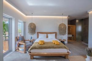 - une chambre avec un lit et 2 serviettes jaunes dans l'établissement Los Olivos, à Égine