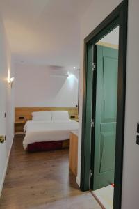 Postel nebo postele na pokoji v ubytování Asi Rooftop Hotel
