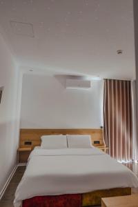 Postel nebo postele na pokoji v ubytování Asi Rooftop Hotel