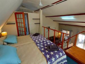 1 dormitorio con 1 cama grande en una habitación en Suites on 74, en Worcester