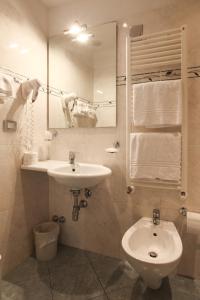 Kylpyhuone majoituspaikassa Hotel Bologna