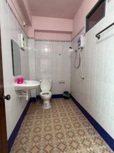 uma casa de banho com um WC e um lavatório em GG Sweet Home em Mae Sot