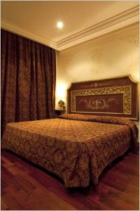 ein Schlafzimmer mit einem großen Bett in einem Zimmer in der Unterkunft Hotel Villa San Pio in Rom