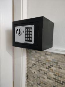 a microwave oven hanging on a brick wall at Apt Flamengo colado metrô praias in Rio de Janeiro