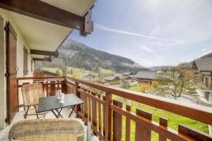 balkon ze stołem i krzesłami oraz widokiem w obiekcie Studio cabine Le Charvet w mieście Le Grand-Bornand +13 zdjęć
