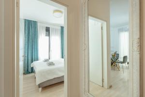 uno specchio in una stanza con un letto e una camera da letto di Miracle apartment a Kotor (Cattaro)
