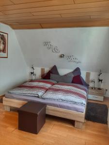 Postel nebo postele na pokoji v ubytování Hillis Ferienwohnung Saarland + 12 fotografií
