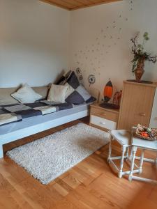a bedroom with a bed and a table at Hillis Ferienwohnung Saarland in Sankt Ingbert