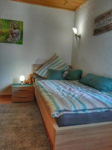 Postel nebo postele na pokoji v ubytování Hillis Ferienwohnung Saarland