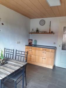 Kuchyň nebo kuchyňský kout v ubytování Hillis Ferienwohnung Saarland