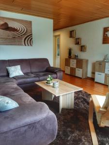 a living room with a couch and a coffee table at Hillis Ferienwohnung Saarland in Sankt Ingbert