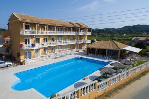 una gran piscina frente a un edificio en Bardis Hotel en Arillas