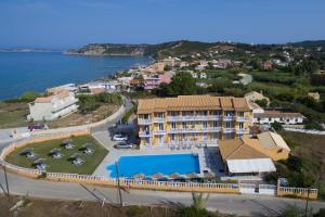 een luchtzicht op een resort met een zwembad bij Bardis Hotel in Arillas