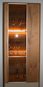 un armario de madera con copas de vino en Exklusive Familienapartment Alpin, en Garmisch-Partenkirchen