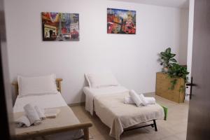 een kamer met 2 bedden en een tafel bij Cisano Holiday Apartment in Bardolino
