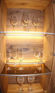 un montón de copas de vino sentadas en estanterías en Exklusive Familienapartment Alpin, en Garmisch-Partenkirchen