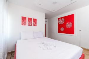 Llit o llits en una habitació de Casamares Private Room Coral with Pool and Barbecue 5 min to Boqueron and Beaches