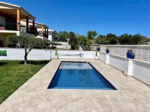 una piscina nel cortile di una casa di Villa Aeroclub REF. 002 a Castellón de la Plana