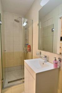 W łazience znajduje się umywalka oraz prysznic z lustrem. w obiekcie #Tyrtaiou Modern Design Studio w mieście Mitylena