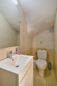 łazienka z umywalką i toaletą w obiekcie #Tyrtaiou Modern Design Studio w mieście Mitylena