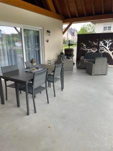 Patio nebo venkovní prostory v ubytování Gîte Cosy L'Ecrin du Ried PROCHE EUROPA-PARK + 9 fotografií