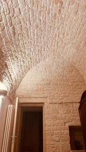 アルベロベッロにあるTrullo Ninettaのレンガ造りの壁の部屋