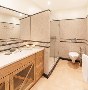 a bathroom with a sink and a shower and a toilet at Apartamentos Villa T2 Vila Sagres in Sagres