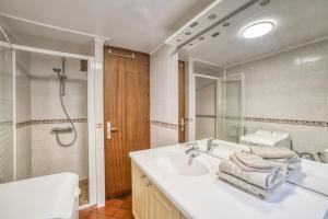 La salle de bains est pourvue d'un lavabo, d'une douche et d'un miroir. dans l'établissement studio lumineux La Tournette, au Grand-Bornand
