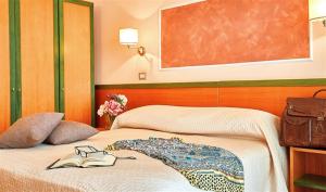 Letto o letti in una camera di Hotel La Pergola