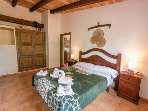 una camera da letto con un letto e asciugamani di Sa Sinia - Family rural house with pool and mountain views a S'Horta