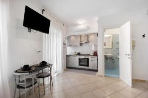 A kitchen or kitchenette at Edda's apartment