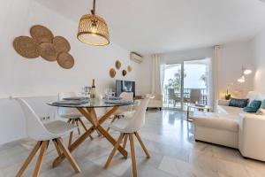 Część wypoczynkowa w obiekcie Dona Lola Micaela Beach front duplex apartment with open sea and beach views located between Marbella and Fuengirola - Costa del Sol - CS148