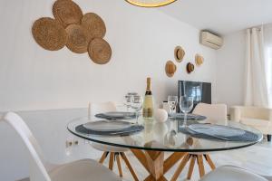 Zdjęcie z galerii obiektu Dona Lola Micaela Beach front duplex apartment with open sea and beach views located between Marbella and Fuengirola - Costa del Sol - CS148 w mieście Mijas