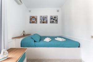 Łóżko lub łóżka w pokoju w obiekcie Dona Lola Micaela Beach front duplex apartment with open sea and beach views located between Marbella and Fuengirola - Costa del Sol - CS148