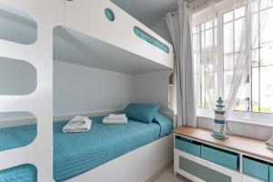 Łóżko lub łóżka w pokoju w obiekcie Dona Lola Micaela Beach front duplex apartment with open sea and beach views located between Marbella and Fuengirola - Costa del Sol - CS148