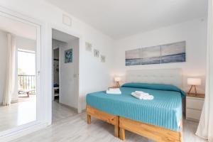 Łóżko lub łóżka w pokoju w obiekcie Dona Lola Micaela Beach front duplex apartment with open sea and beach views located between Marbella and Fuengirola - Costa del Sol - CS148