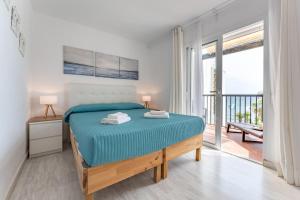 Łóżko lub łóżka w pokoju w obiekcie Dona Lola Micaela Beach front duplex apartment with open sea and beach views located between Marbella and Fuengirola - Costa del Sol - CS148