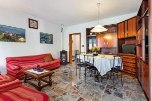 CremiaにあるCasa Ambrogio, Family Holiday Home by Halldisの赤いソファとテーブルのあるリビングルーム