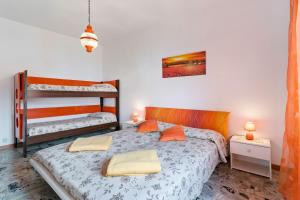 CremiaにあるCasa Ambrogio, Family Holiday Home by Halldisのベッド2台と二段ベッドのある寝室