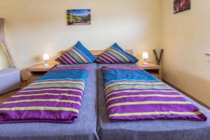 2 Einzelbetten in einem Zimmer mit 2 Lampen in der Unterkunft Ferienwohnung Villingen in Villingen-Schwenningen